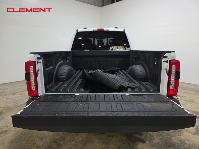 Ford Super Duty F-250 SRW Vehicle Full-screen Gallery Image 10