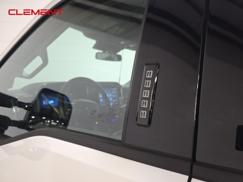 Ford Super Duty F-250 SRW Vehicle Full-screen Gallery Image 11