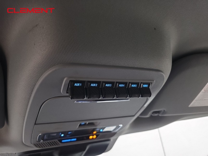 Ford Super Duty F-250 SRW Vehicle Full-screen Gallery Image 24