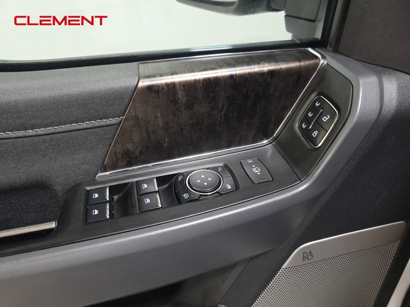 Ford Super Duty F-250 SRW Vehicle Full-screen Gallery Image 27