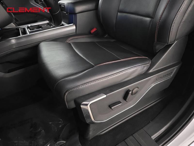 Ford Super Duty F-250 SRW Vehicle Full-screen Gallery Image 29