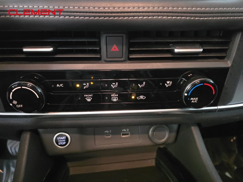 Nissan Rogue Vehicle Full-screen Gallery Image 19