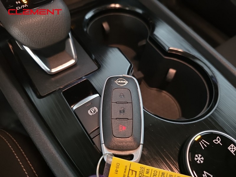 Nissan Rogue Vehicle Full-screen Gallery Image 21