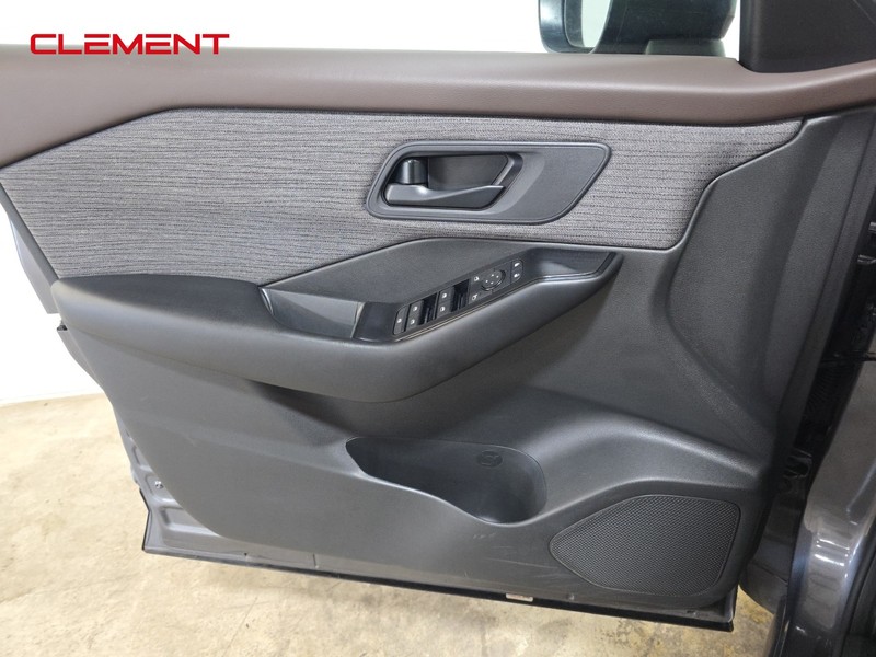 Nissan Rogue Vehicle Full-screen Gallery Image 23