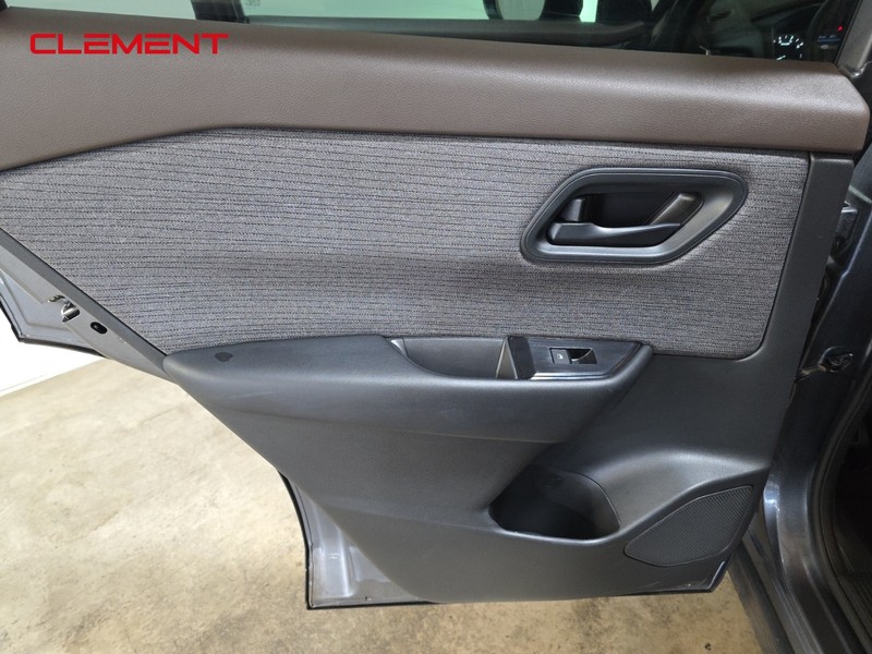 Nissan Rogue Vehicle Full-screen Gallery Image 26