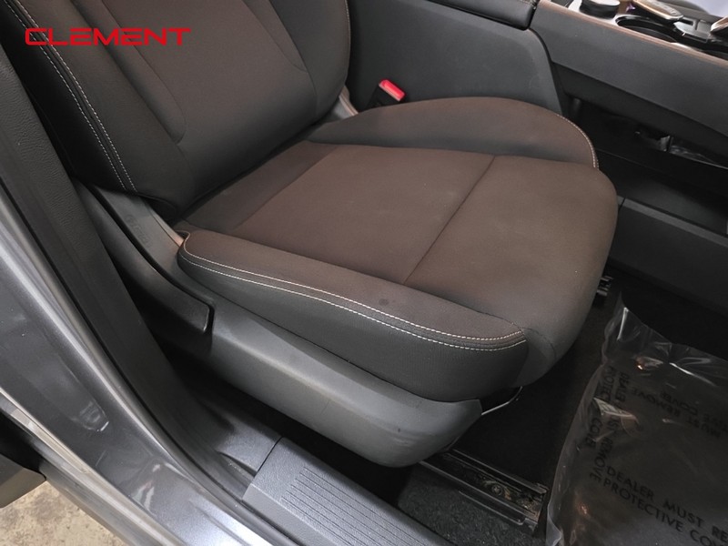 Nissan Rogue Vehicle Full-screen Gallery Image 29