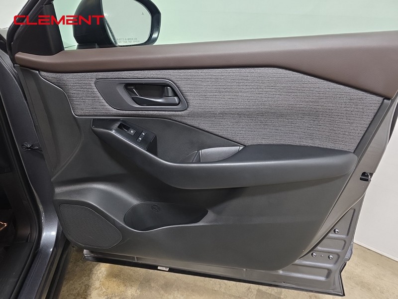 Nissan Rogue Vehicle Full-screen Gallery Image 31