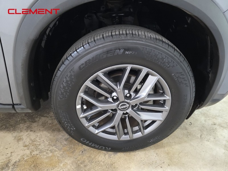 Nissan Rogue Vehicle Full-screen Gallery Image 32