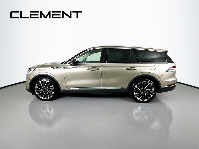 Lincoln Aviator Vehicle Full-screen Gallery Image 4