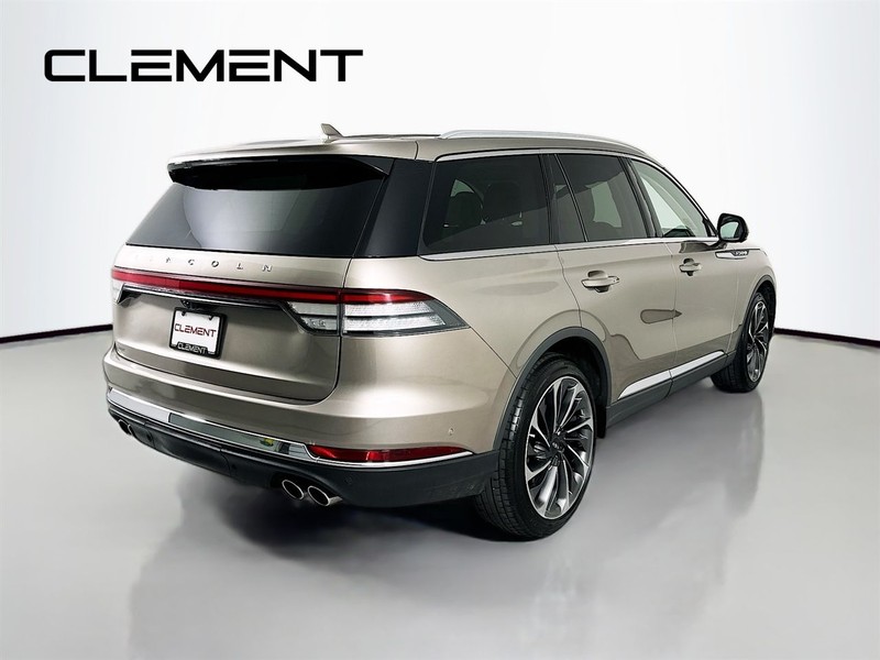 Lincoln Aviator Vehicle Full-screen Gallery Image 6