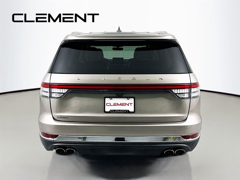Lincoln Aviator Vehicle Full-screen Gallery Image 7