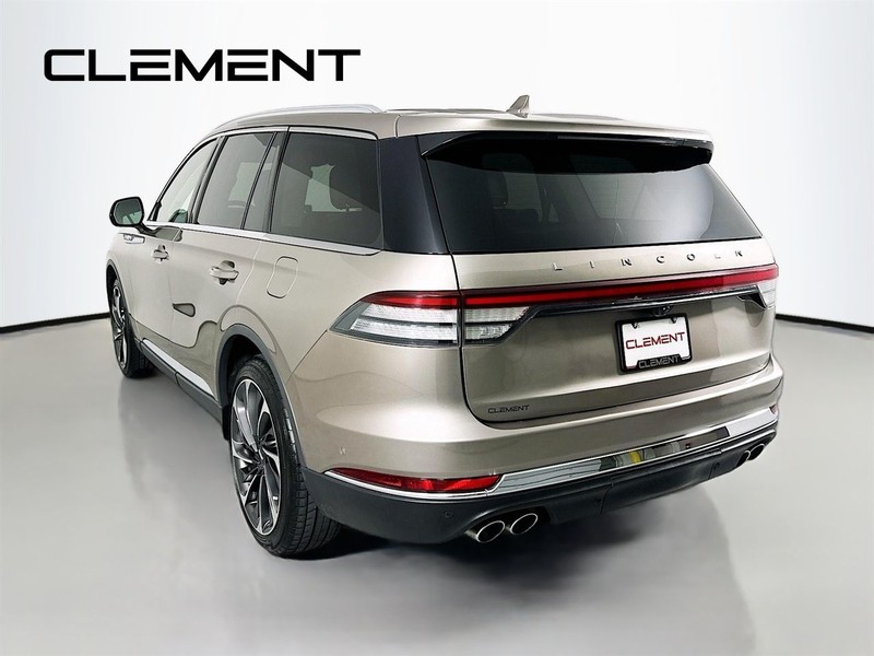 Lincoln Aviator Vehicle Full-screen Gallery Image 8