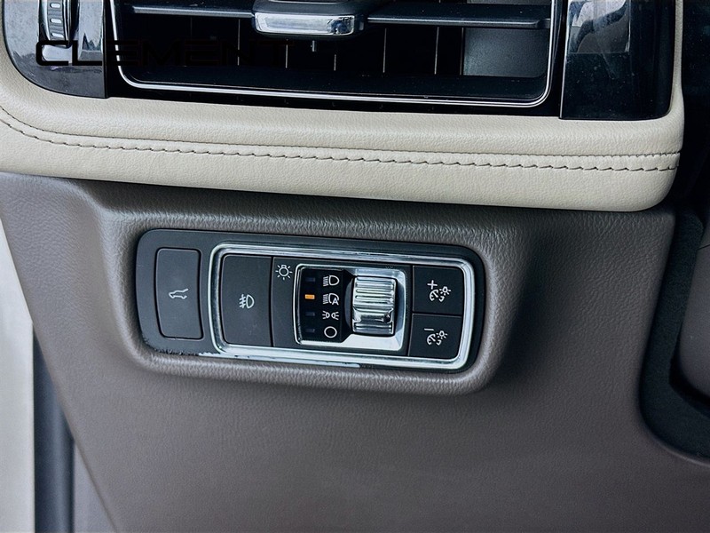 Lincoln Aviator Vehicle Full-screen Gallery Image 12