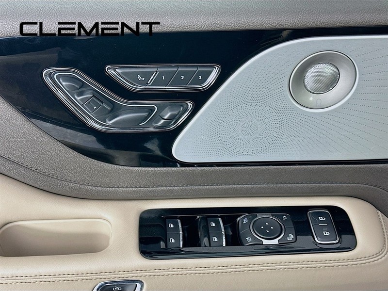 Lincoln Aviator Vehicle Full-screen Gallery Image 28