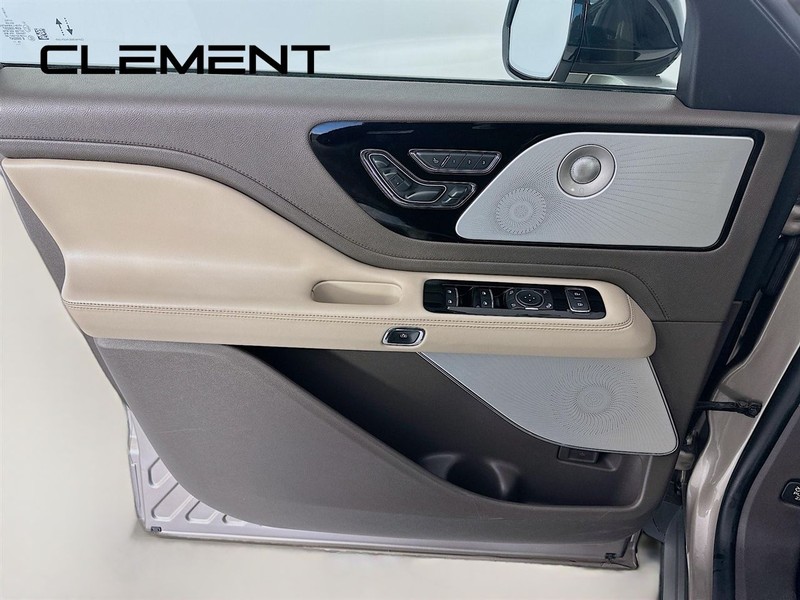 Lincoln Aviator Vehicle Full-screen Gallery Image 29