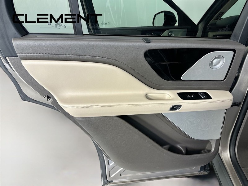 Lincoln Aviator Vehicle Full-screen Gallery Image 32