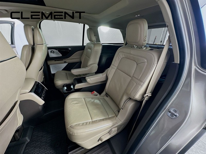 Lincoln Aviator Vehicle Full-screen Gallery Image 33