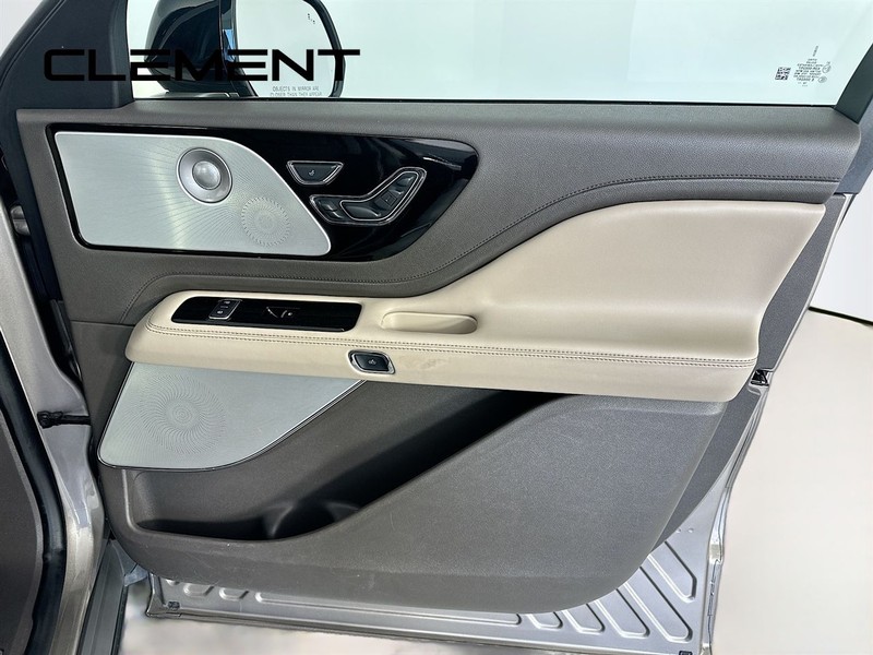 Lincoln Aviator Vehicle Full-screen Gallery Image 38