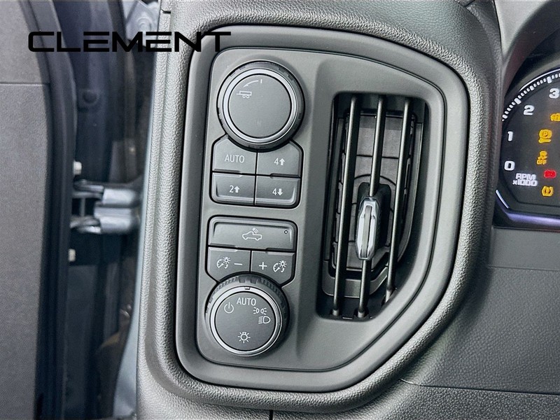 Chevrolet Silverado 1500 Vehicle Full-screen Gallery Image 12