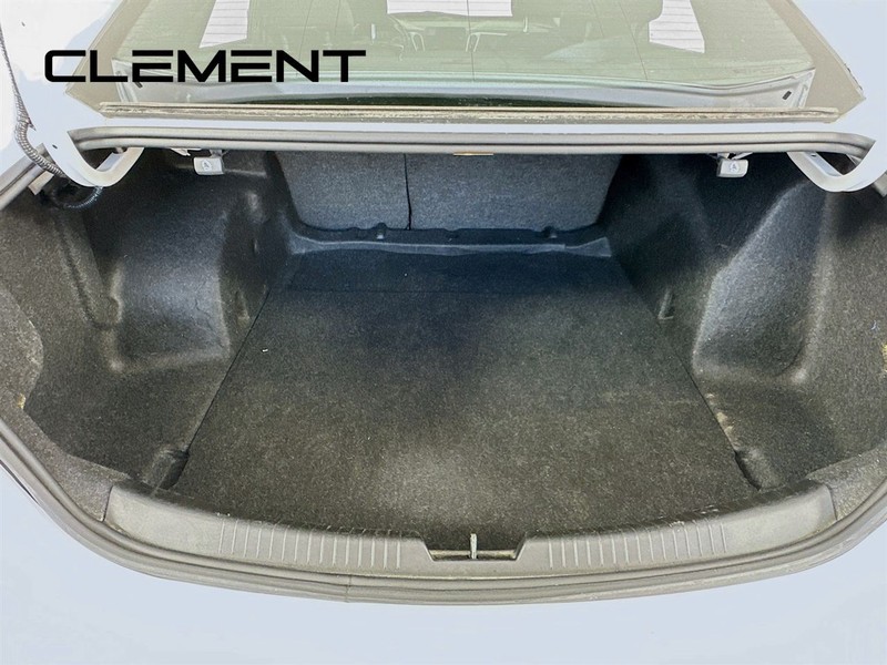 Chevrolet Malibu Vehicle Full-screen Gallery Image 10