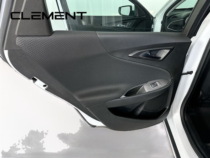 Chevrolet Malibu Vehicle Full-screen Gallery Image 30