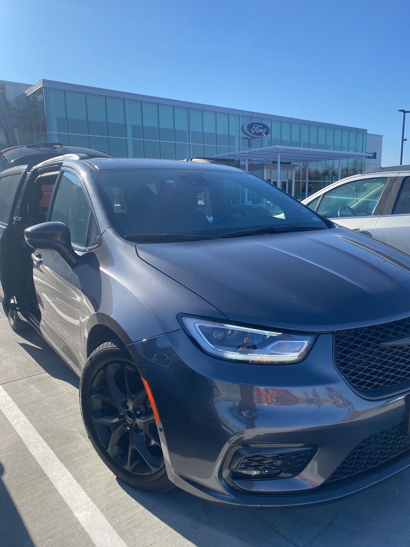 Chrysler Pacifica Vehicle Full-screen Gallery Image 2