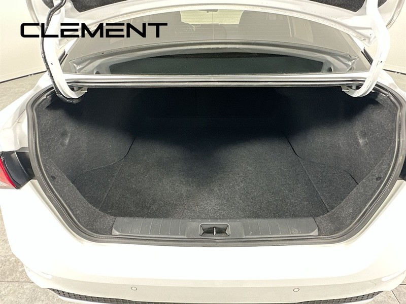 Nissan Sentra Vehicle Image 10