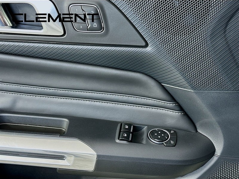 Ford Mustang Vehicle Full-screen Gallery Image 28