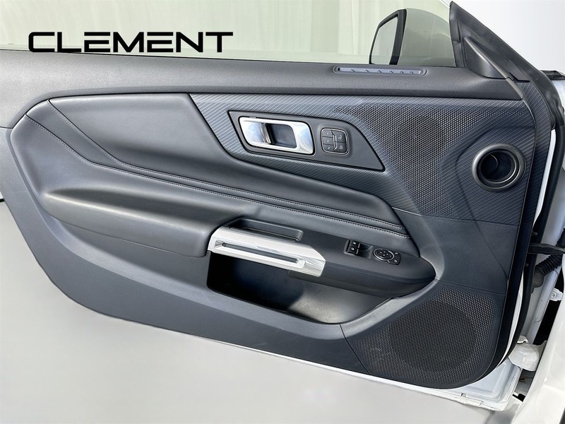 Ford Mustang Vehicle Full-screen Gallery Image 29