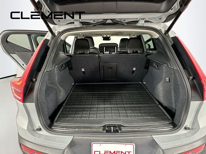 Volvo XC40 Vehicle Full-screen Gallery Image 11