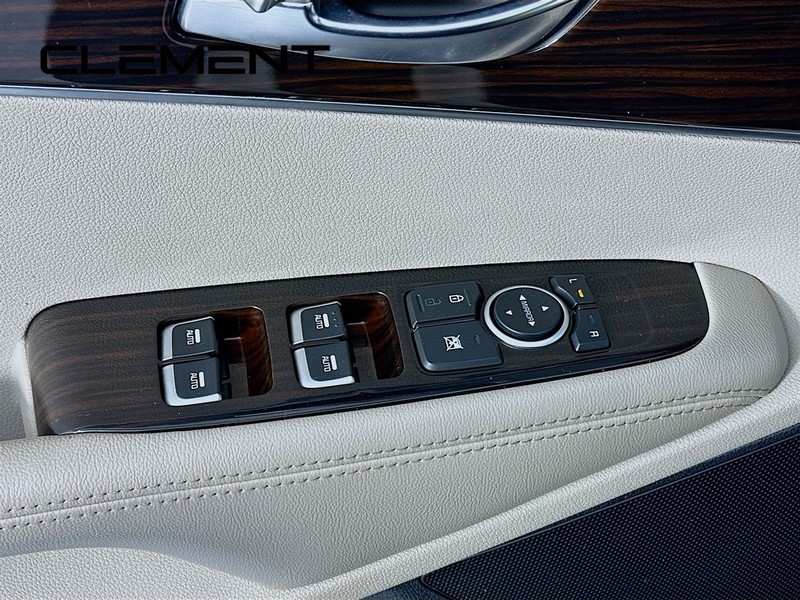 Kia Sorento Vehicle Full-screen Gallery Image 27