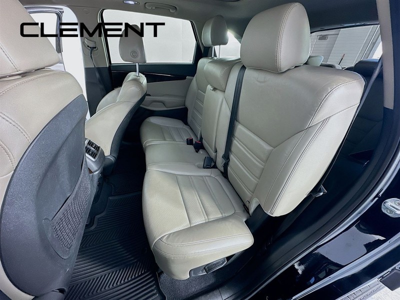 Kia Sorento Vehicle Full-screen Gallery Image 32
