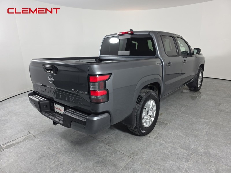 Nissan Frontier Vehicle Full-screen Gallery Image 6