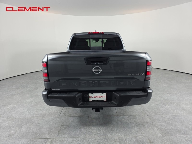 Nissan Frontier Vehicle Full-screen Gallery Image 7