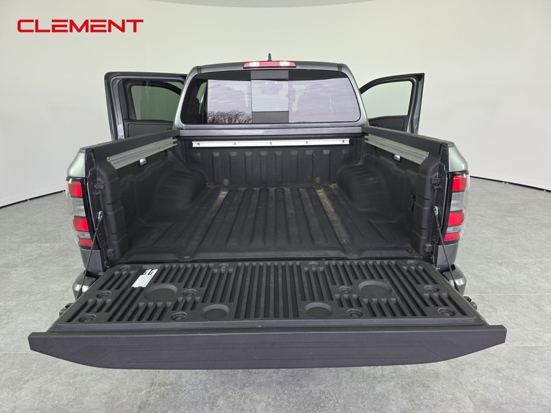 Nissan Frontier Vehicle Full-screen Gallery Image 9