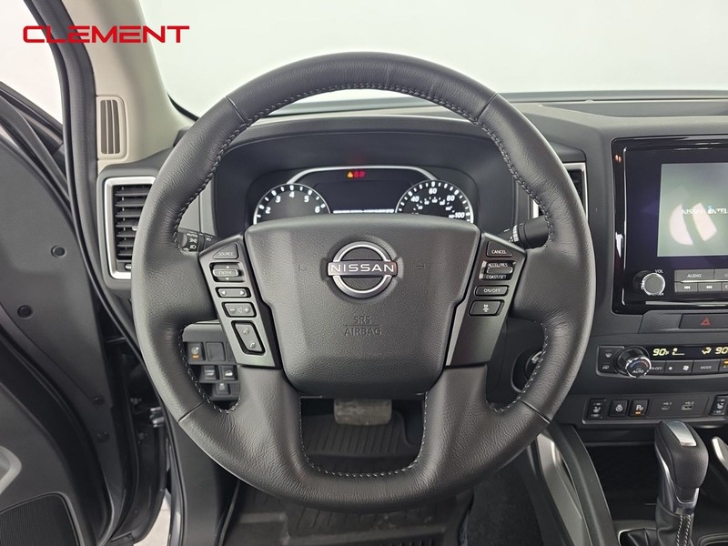 Nissan Frontier Vehicle Full-screen Gallery Image 11