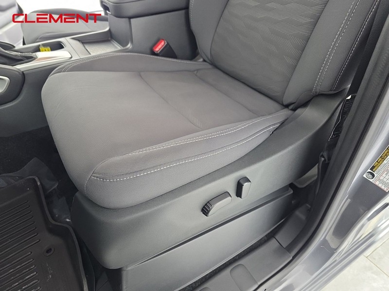 Nissan Frontier Vehicle Full-screen Gallery Image 22