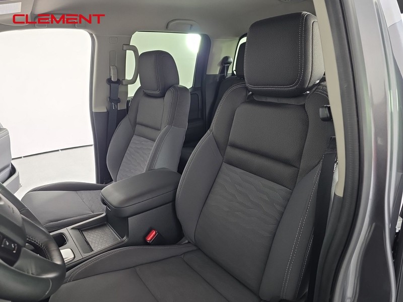 Nissan Frontier Vehicle Full-screen Gallery Image 23