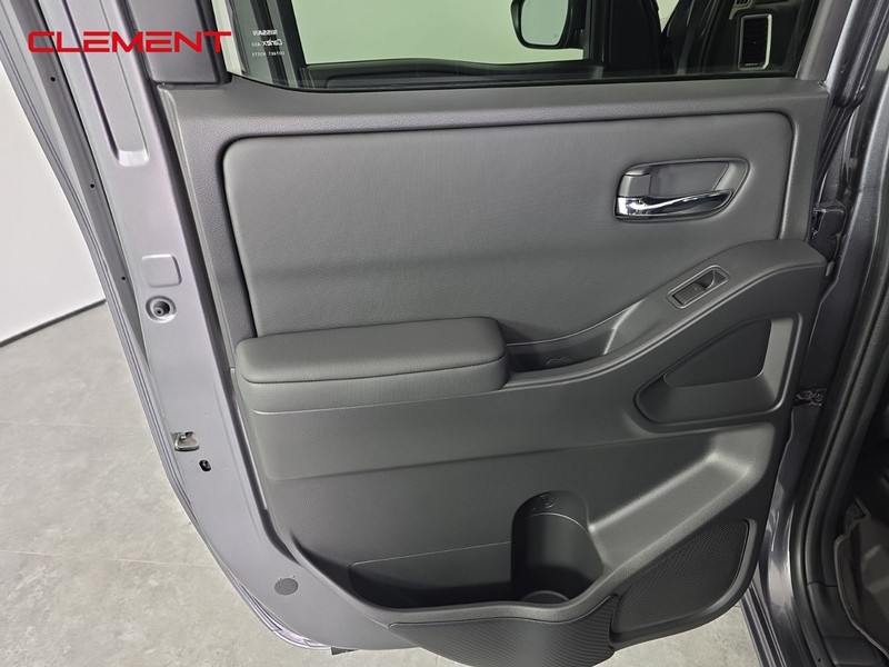 Nissan Frontier Vehicle Full-screen Gallery Image 24