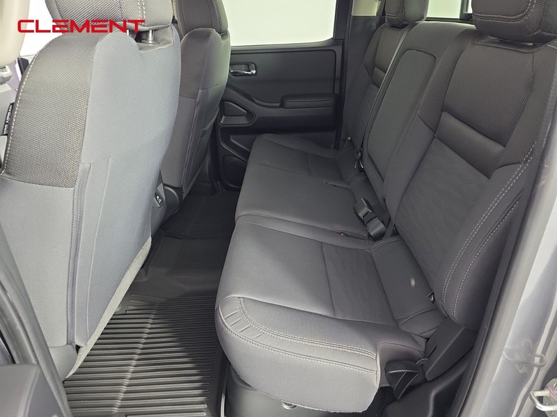 Nissan Frontier Vehicle Full-screen Gallery Image 25