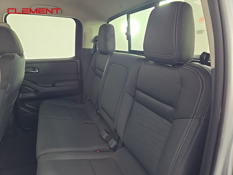 Nissan Frontier Vehicle Full-screen Gallery Image 26