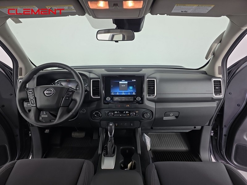 Nissan Frontier Vehicle Full-screen Gallery Image 27