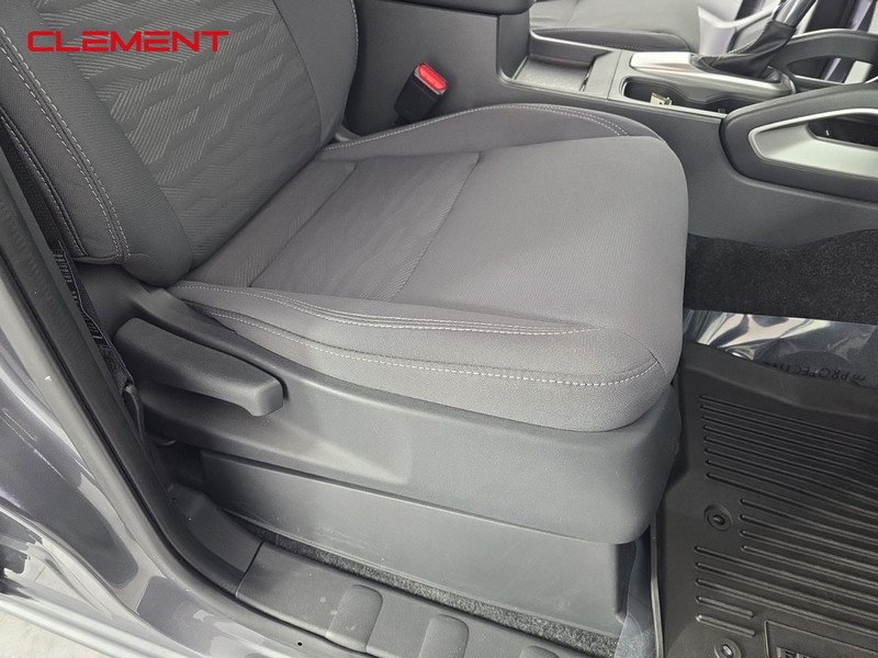 Nissan Frontier Vehicle Full-screen Gallery Image 28