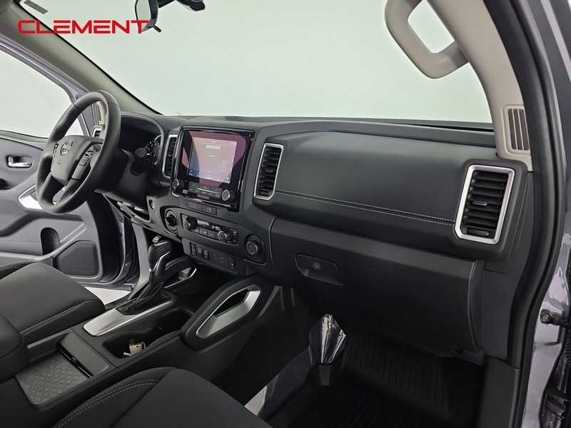 Nissan Frontier Vehicle Full-screen Gallery Image 29