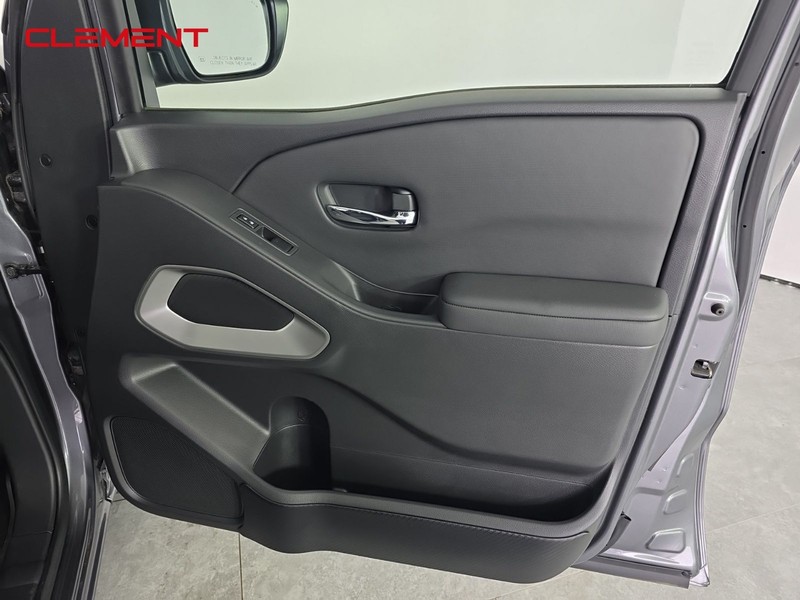 Nissan Frontier Vehicle Full-screen Gallery Image 30