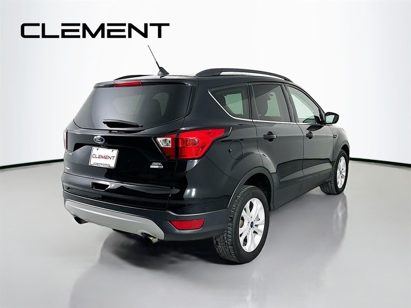 Ford Escape Vehicle Full-screen Gallery Image 7