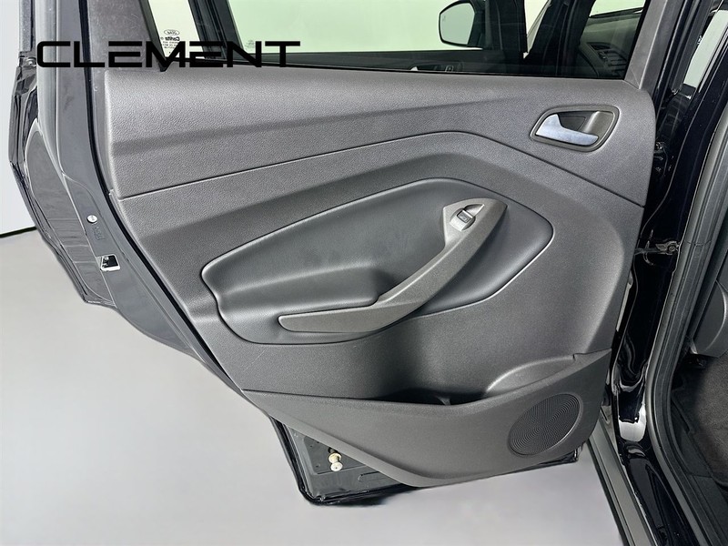 Ford Escape Vehicle Full-screen Gallery Image 30