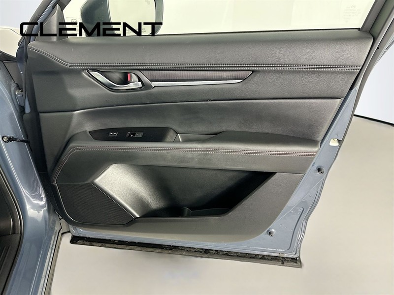 Mazda CX-5 Vehicle Full-screen Gallery Image 35