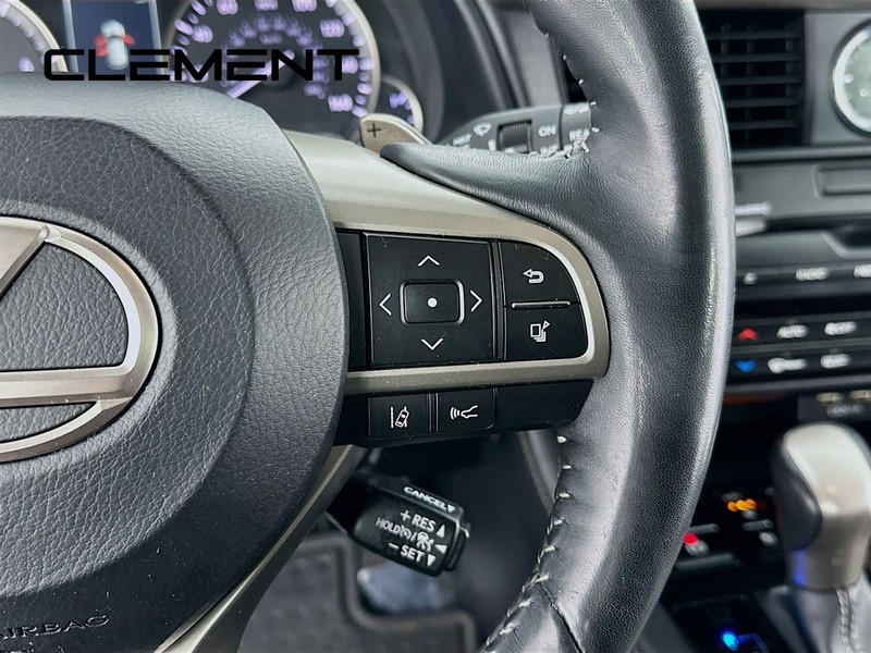 Lexus RX Vehicle Full-screen Gallery Image 17