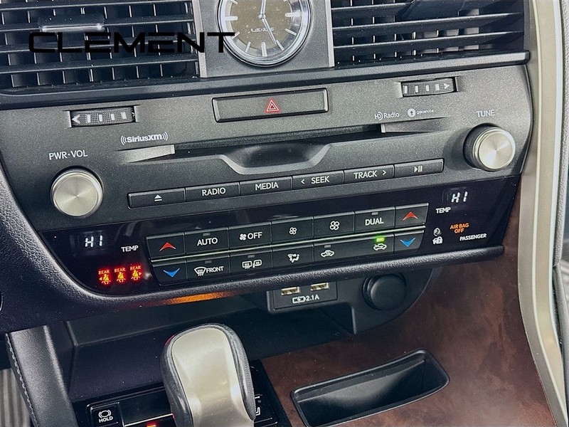 Lexus RX Vehicle Full-screen Gallery Image 22